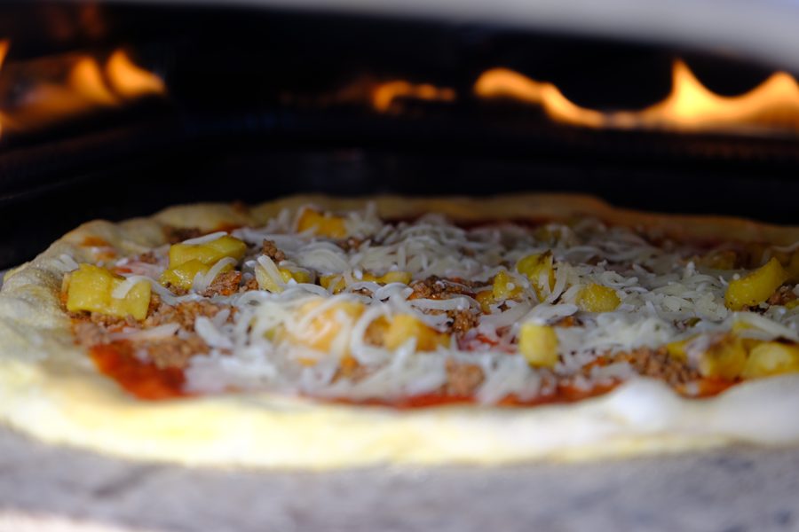 Pizza en el horno con llamas