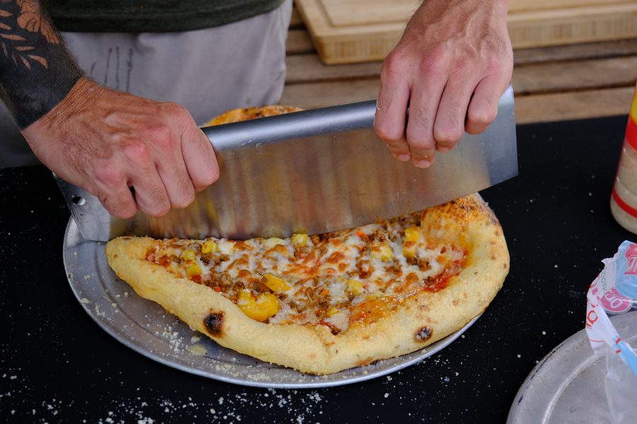 Cortando la pizza