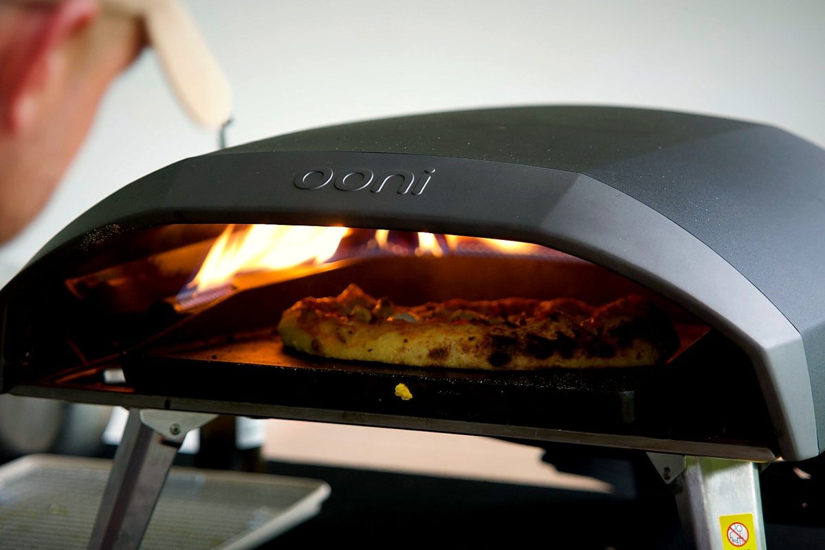 Pizza en el horno con llamas