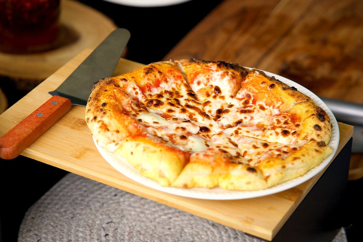 Pizza servida en tabla de madera